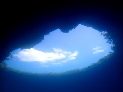 ハチの巣ホール 海から空