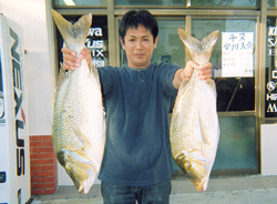 下地誠さんは大物タマンを2匹釣り感無量の表情