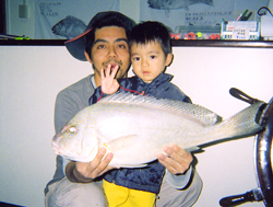 コロダイをものにした根間順一さんは子どもと一緒に記念撮影