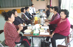 今年の計画を確認する西原地区ボランティア幸の会の会員ら=西原地区公民館