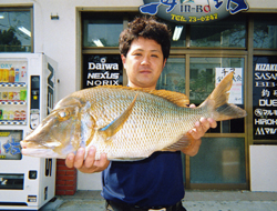 大物タマンをゲットした宇座正市さん(写真提供・海坊)