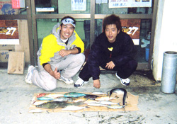入れ食いに歓喜していた国仲広也さん(左)ら(写真提供・丸金ストアー)