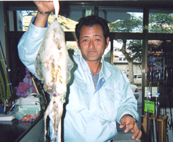 アオリイカを釣った根間哲也さん(写真提供・海坊)