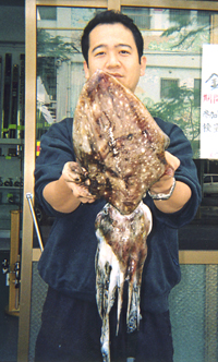 池城伸朗さんは大物コブシメで感無量(写真提供・海坊)