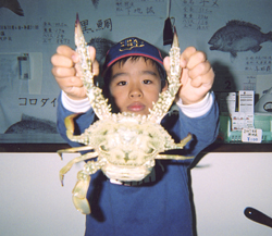 父と一緒にワタリガニを釣ってびっくりした伊良部理央くん(写真提供・海坊)