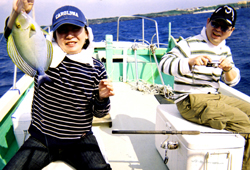 クースキャを釣って主人から祝福を受けた白井裕子さん(左)