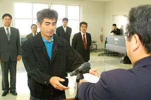 前川会長から委嘱状が手渡された=4日、宮古島警察署