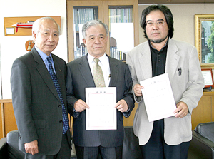 伊志嶺市長(左)から委嘱状が手渡された真喜屋さん(中央)と下地さん=4日、市長室