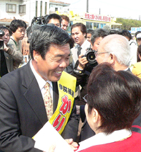 格差をなくし安心な社会づくりを求めている狩俣氏(上)と母親=5日